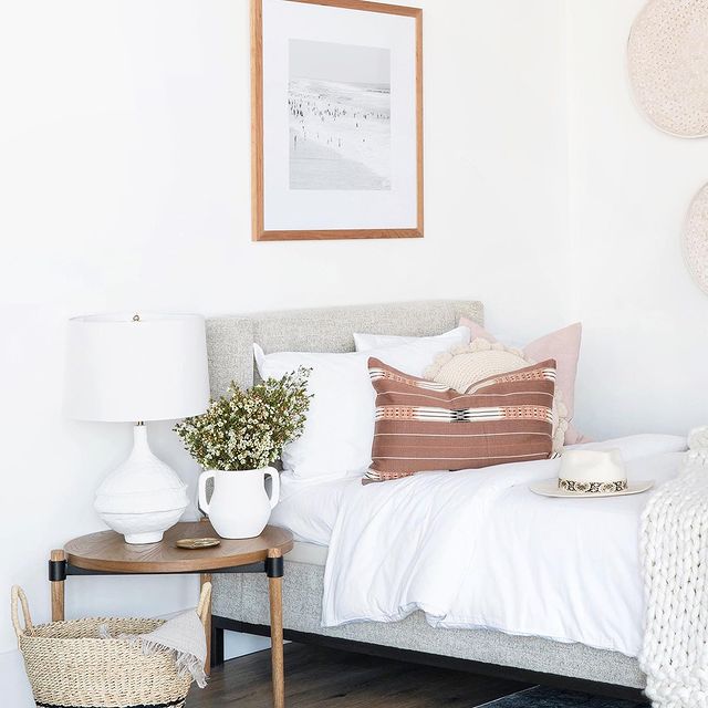 تیم طراحان دکوراسیون در حال کار روی وب‌سایت